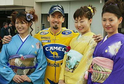 【组图】摩托车日本大赛 车手被美女环绕-美女